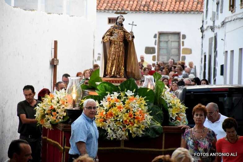 La procesión sortea un vehículo aparcado en la calle de Tres Casas (Foto Antonio Alí)